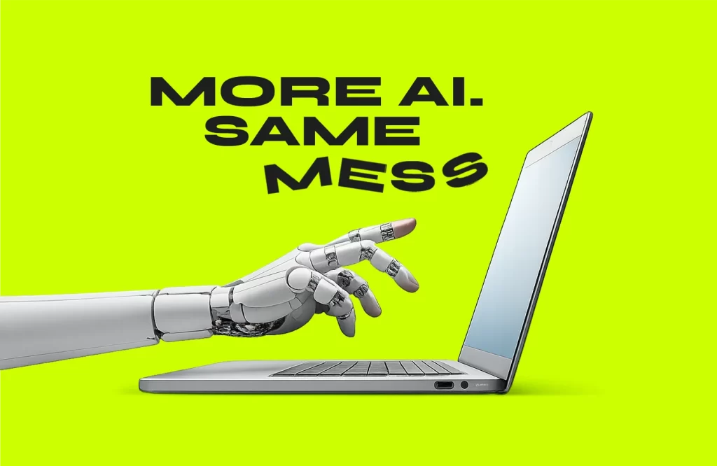 Automatización e IA en marketing – mano robótica usando un portátil