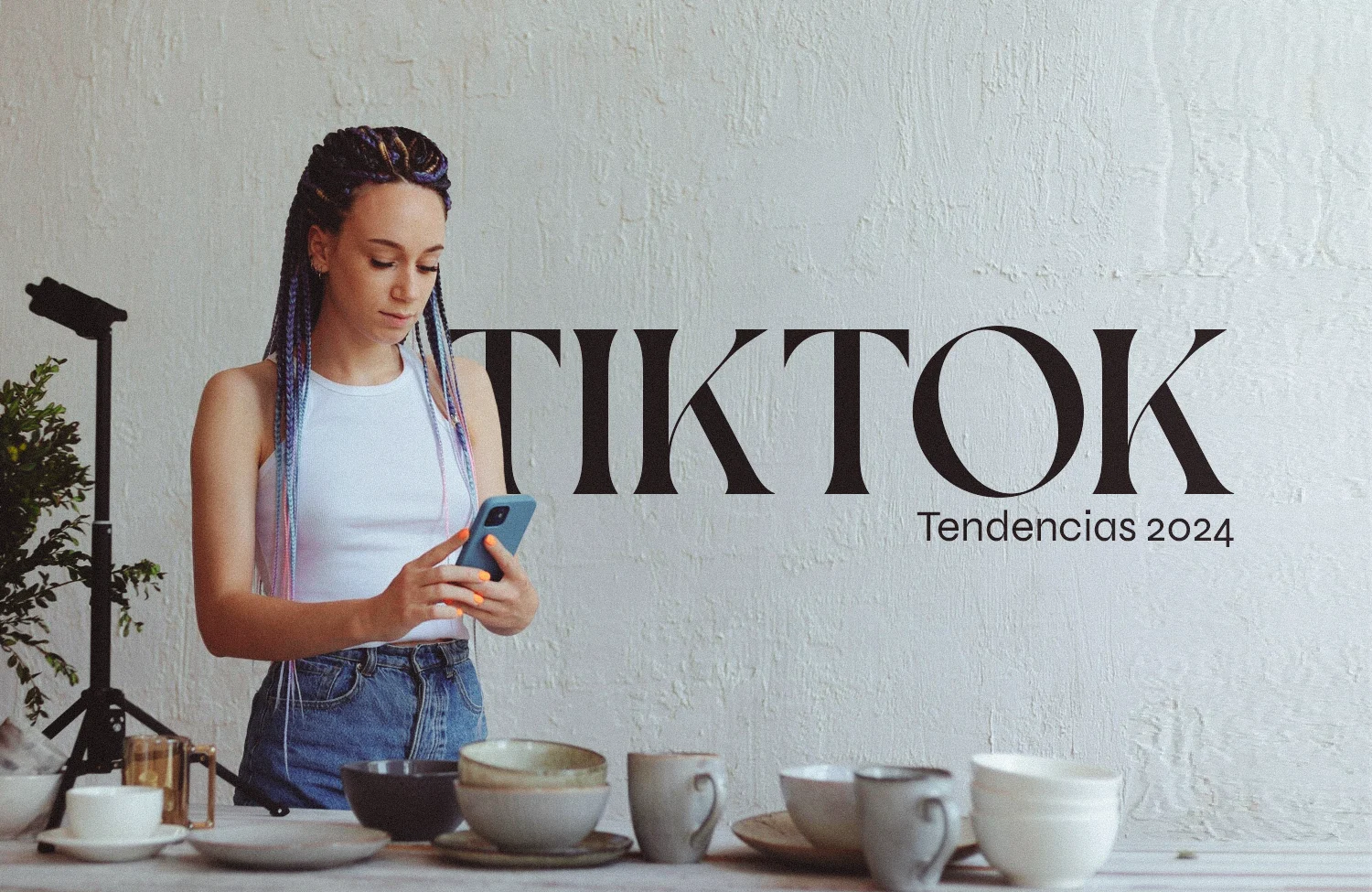 Claves para el éxito según TikTok – creadora grabando contenido