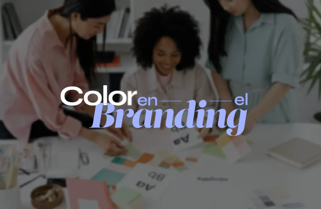 Color en el branding – equipo trabajando con muestras de color