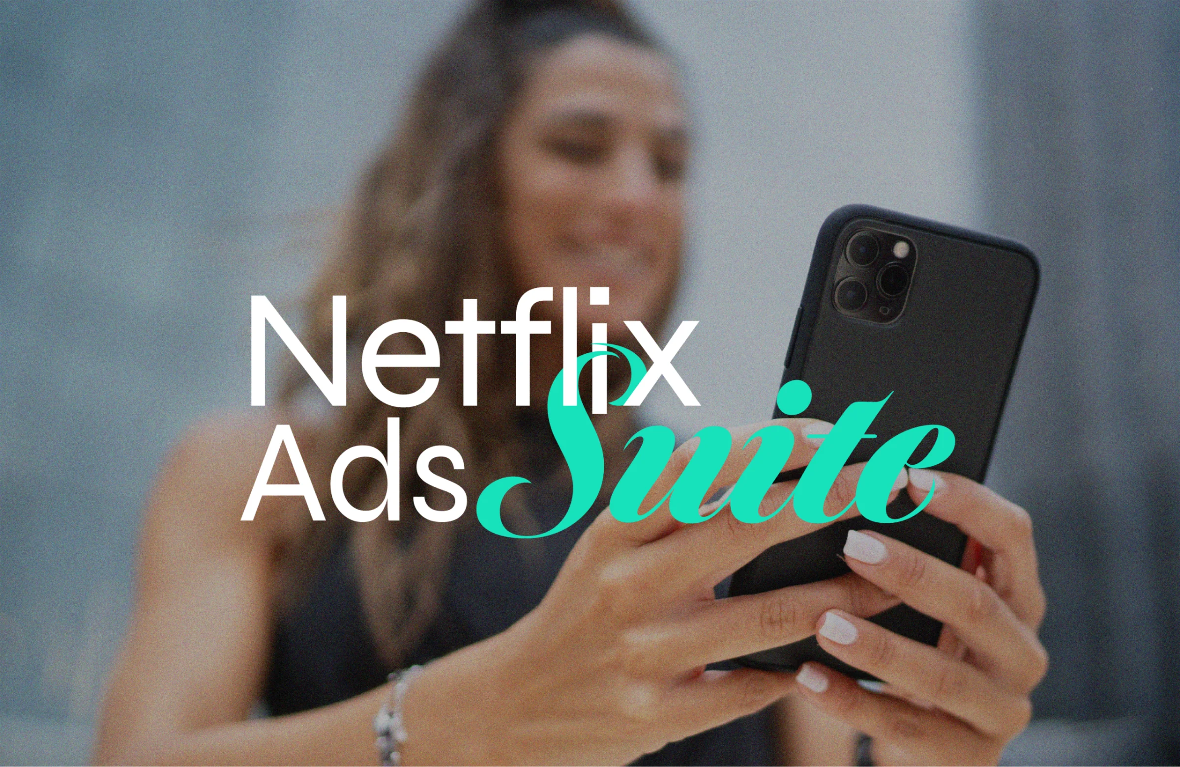 Netflix Ads Suite – persona usando el celular