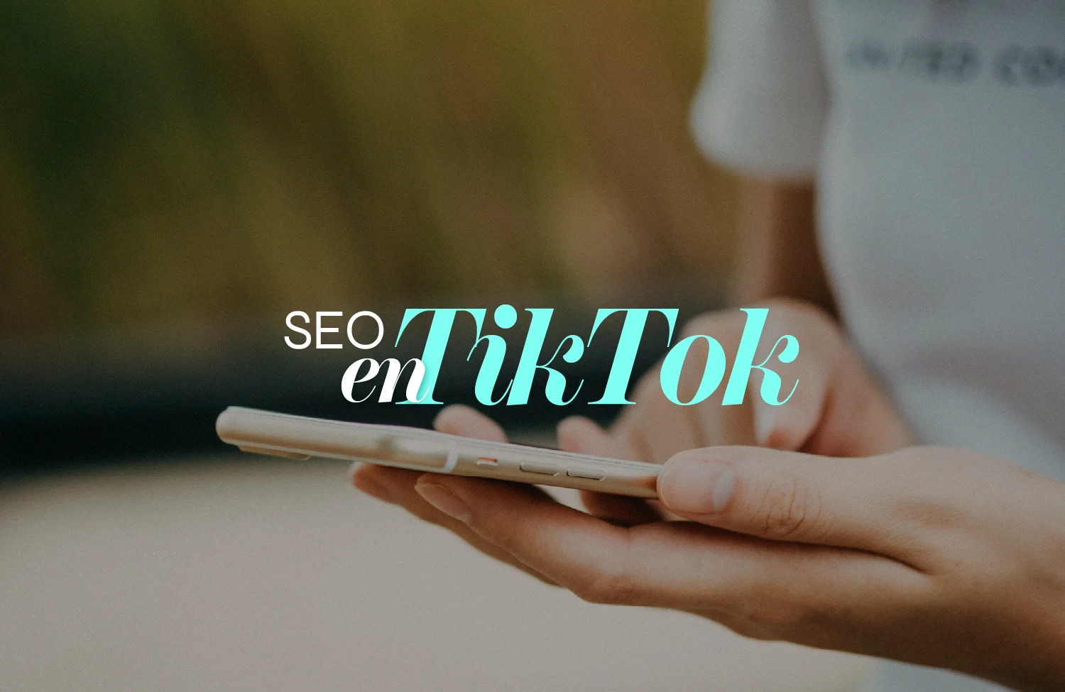 SEO en TikTok – persona buscando en el celular
