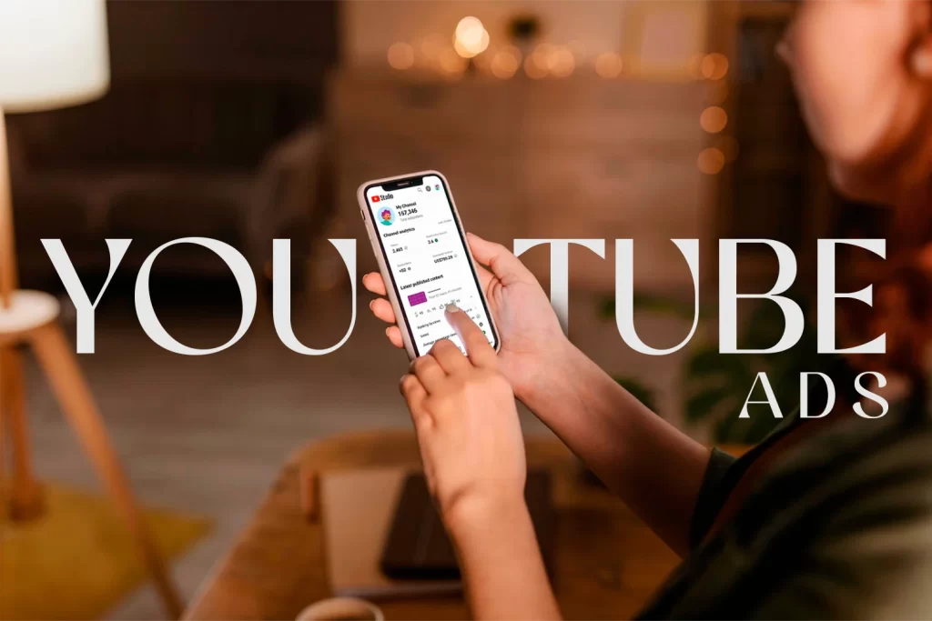 YouTube Ads: lo que fue y lo que viene – persona viendo YouTube en el celular