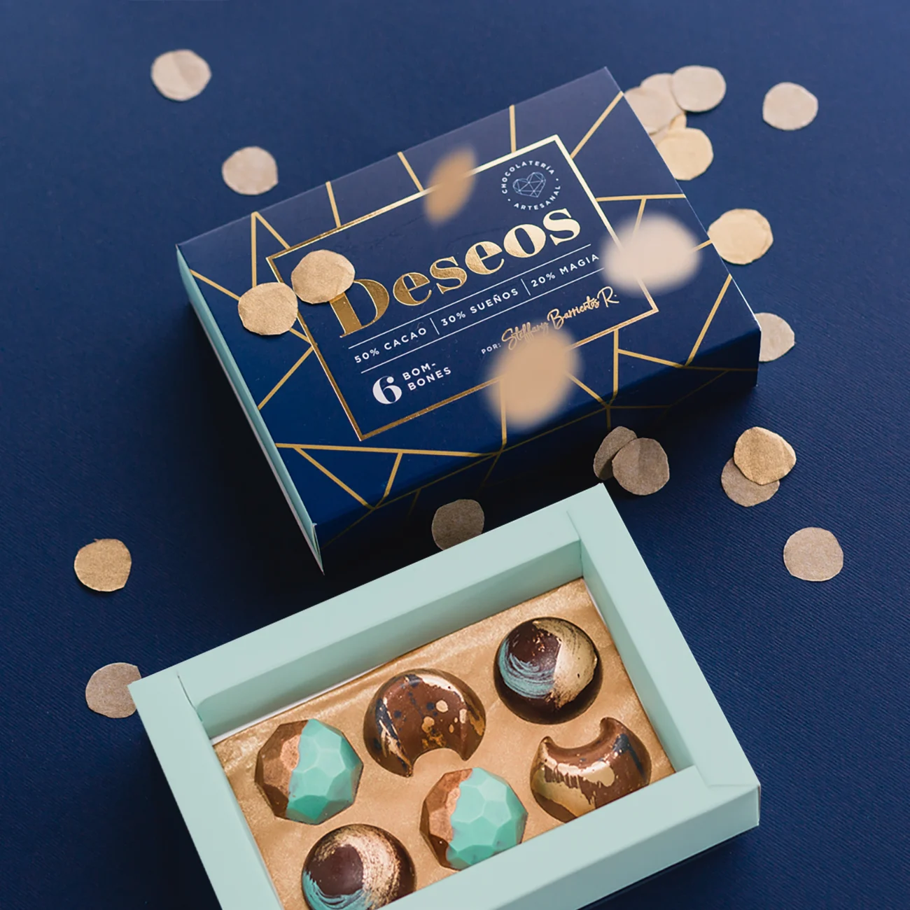 Deseos – caja abierta con bombones y confeti