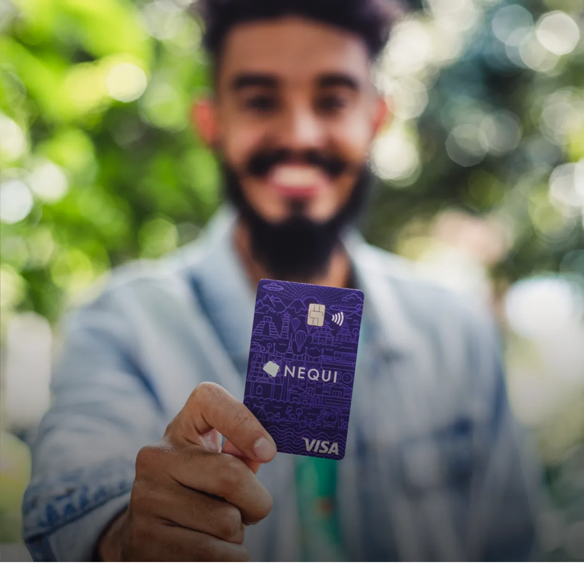Nequi – hombre sonriente mostrando la tarjeta Nequi