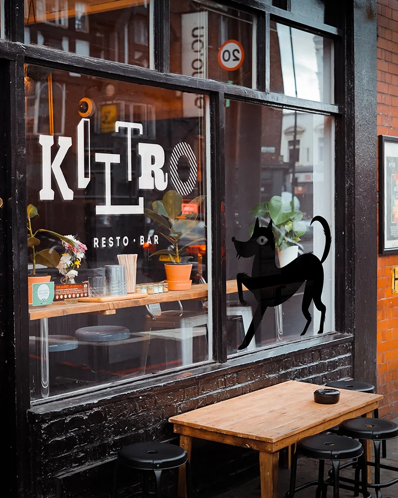 Kiltro – fachada del resto-bar con el logo en la vitrina