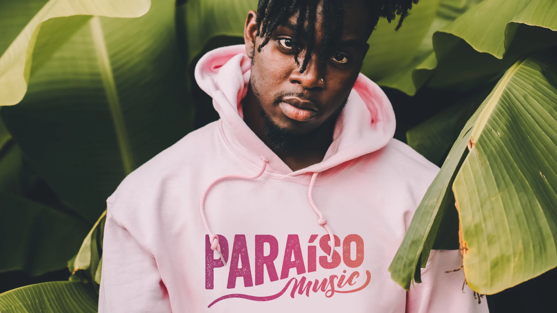 Paraíso Music – hombre con hoodie rosado de la marca