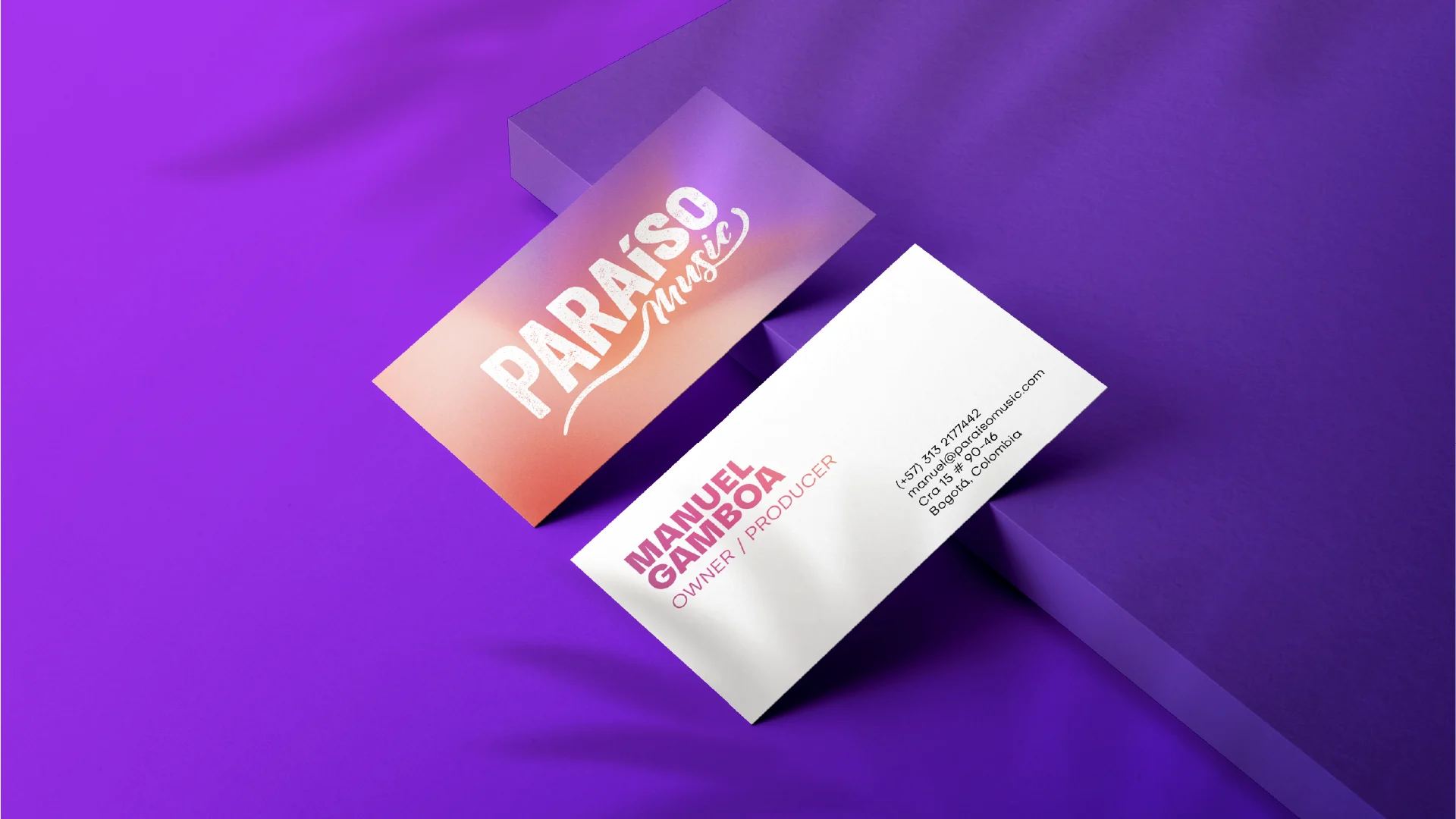 Paraíso Music – tarjetas de presentación sobre fondo morado